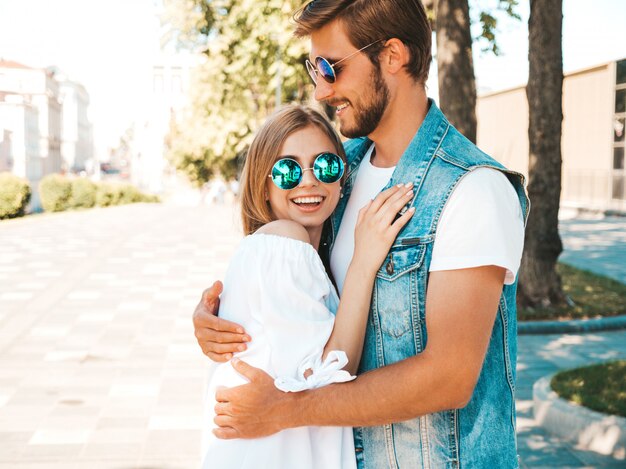 Niña hermosa sonriente y su novio guapo.