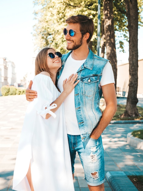 Niña hermosa sonriente y su novio guapo.