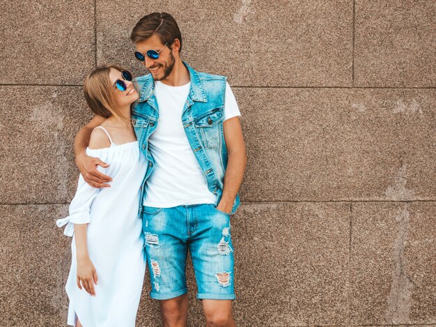 Niña hermosa sonriente y su novio guapo.