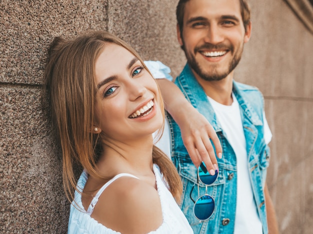 Foto gratuita niña hermosa sonriente y su novio guapo.