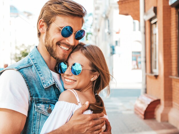 Niña hermosa sonriente y su novio guapo.