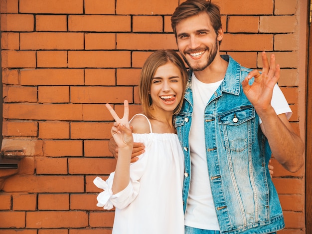 Foto gratuita niña hermosa sonriente y su novio guapo.