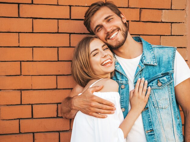 Niña hermosa sonriente y su novio guapo.