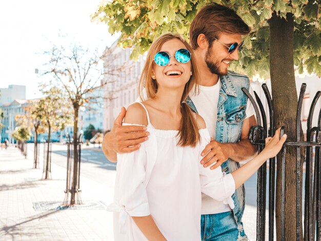 Niña hermosa sonriente y su novio guapo.