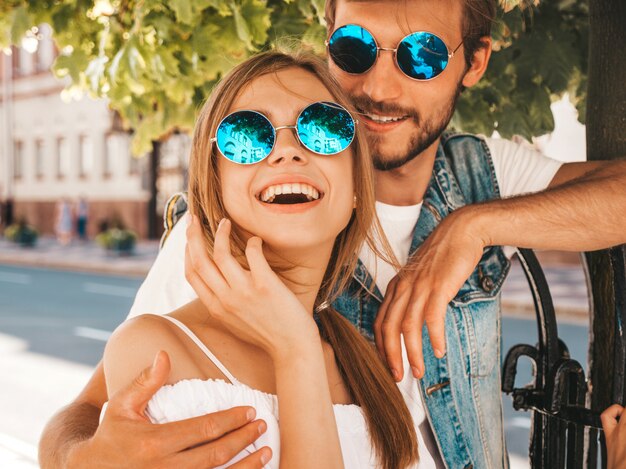 Niña hermosa sonriente y su novio guapo.