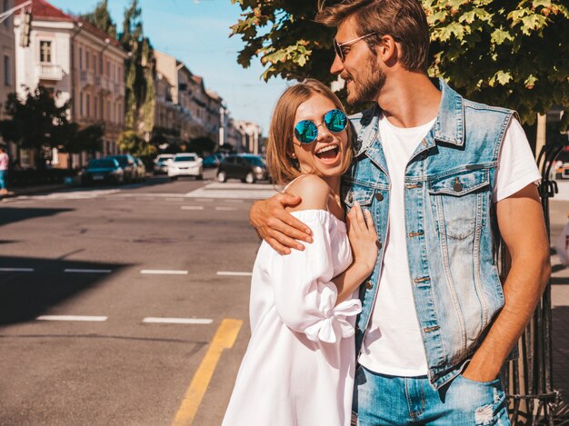 Niña hermosa sonriente y su novio guapo.