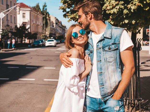 Niña hermosa sonriente y su novio guapo.