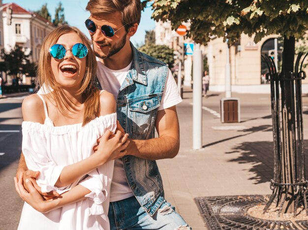 Niña hermosa sonriente y su novio guapo.