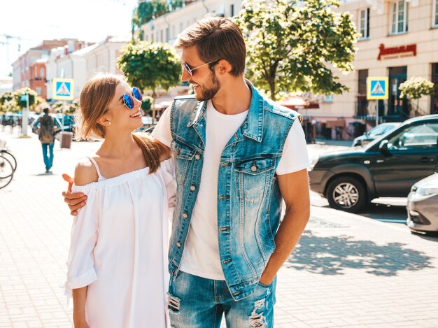 Niña hermosa sonriente y su novio guapo.