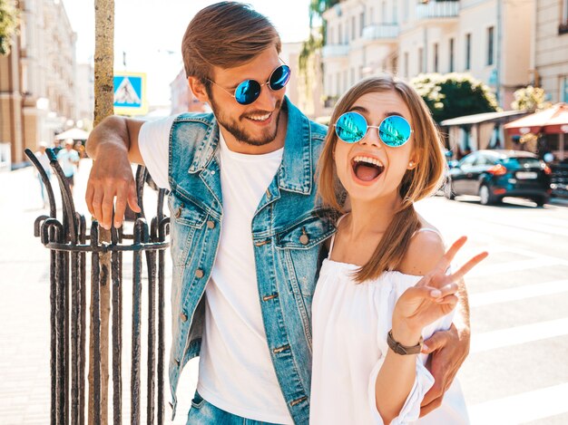 Niña hermosa sonriente y su novio guapo.