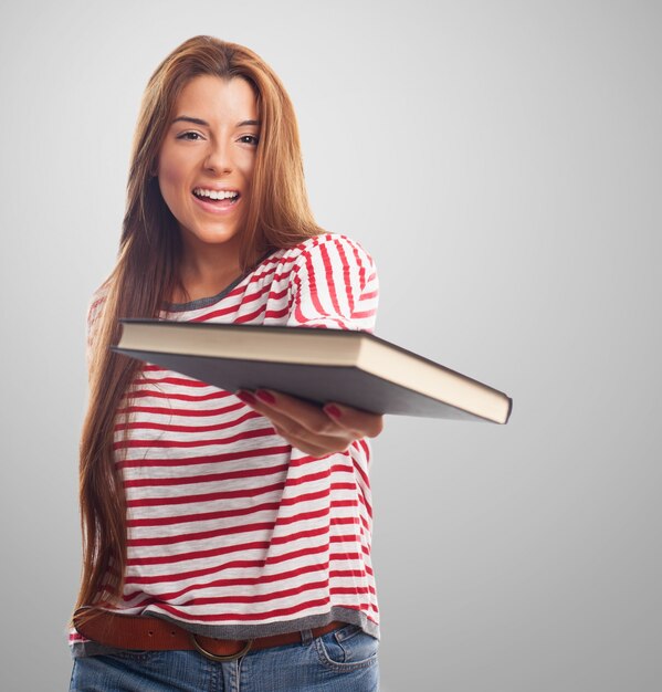 niña hispana con el libro en la mano