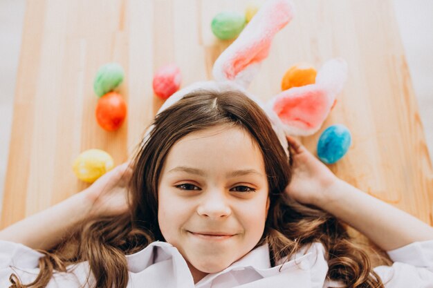 Niña con huevos de pascua