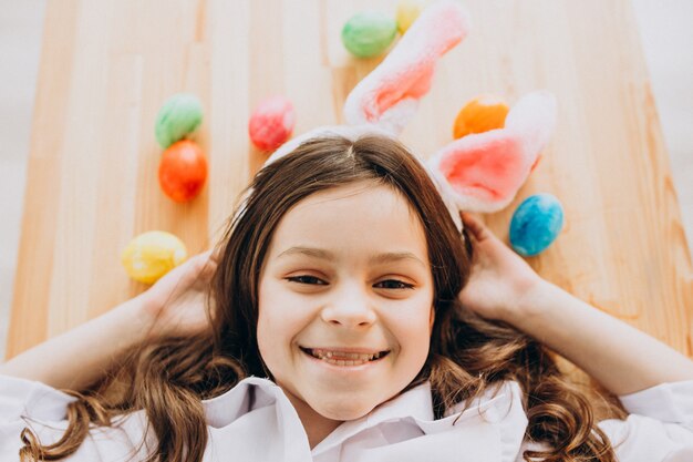 Niña con huevos de pascua