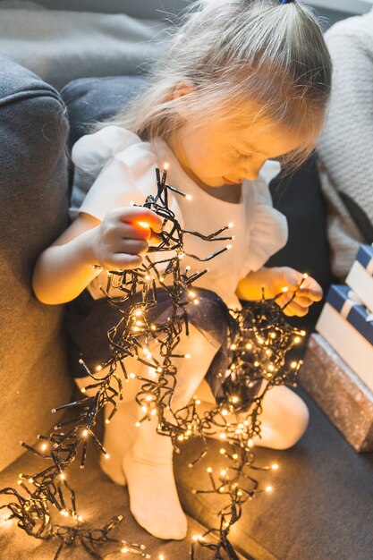 Niña con iluminación de navidad