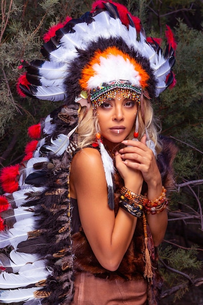 Niña india americana con tocado de traje nativo hecho de plumas de aves