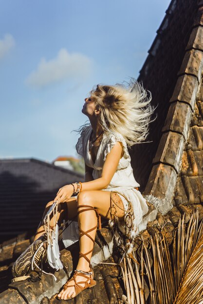 Niña india en el techo Atrapa sueños. Hermosa chica rubia con atrapasueños.