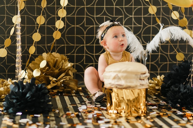 Niña infantil feliz celebrando su primer cumpleaños.