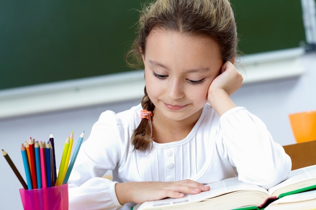 Niña inteligente leyendo