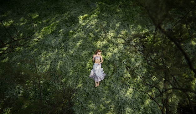 Foto gratuita niña, en, jardín, disparado, desde arriba