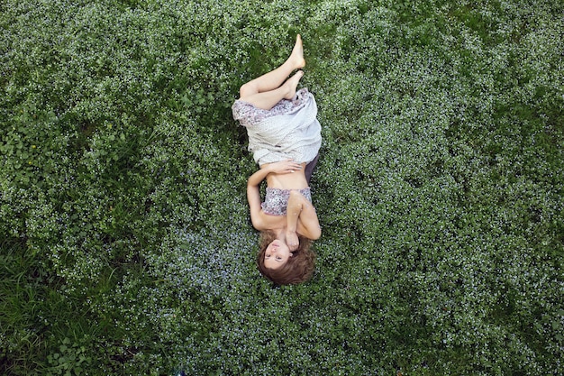 Foto gratuita niña, en, jardín, disparado, desde arriba