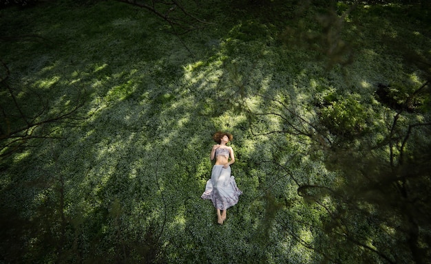 Niña, en, jardín, disparado, desde arriba