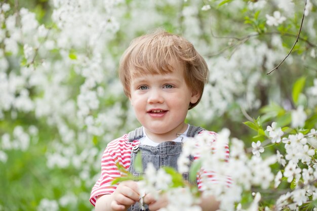 Niña en el jardín de primavera