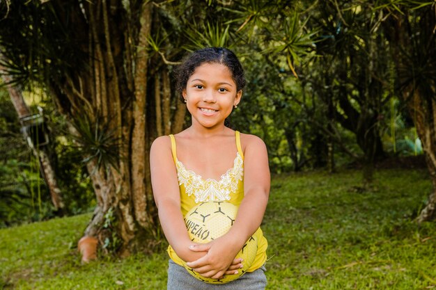 Niña en jardín