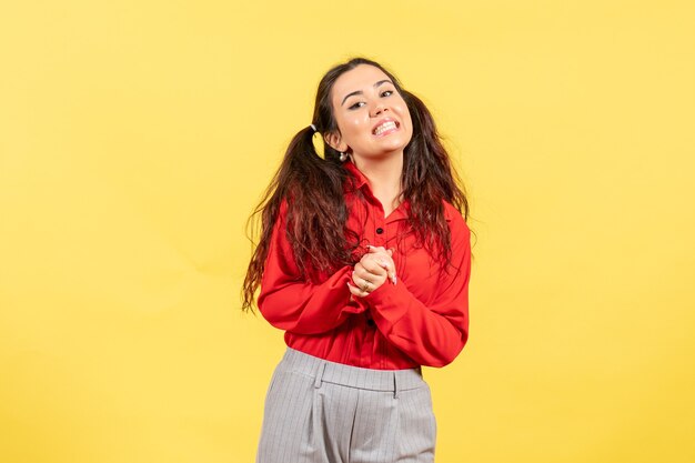 niña joven, en, blusa roja, sonriente, en, amarillo