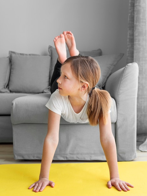 Niña joven, en casa, en, sofá