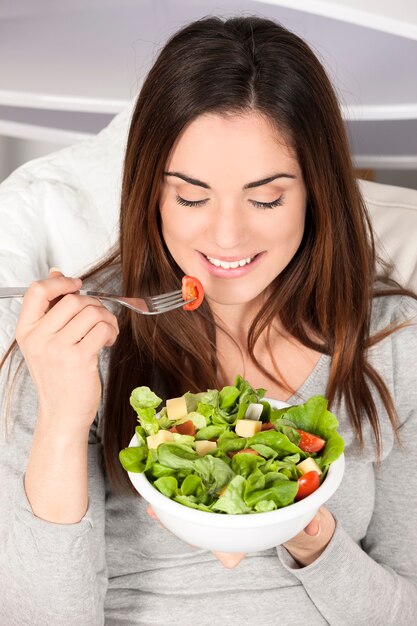 Niña joven, comida sana