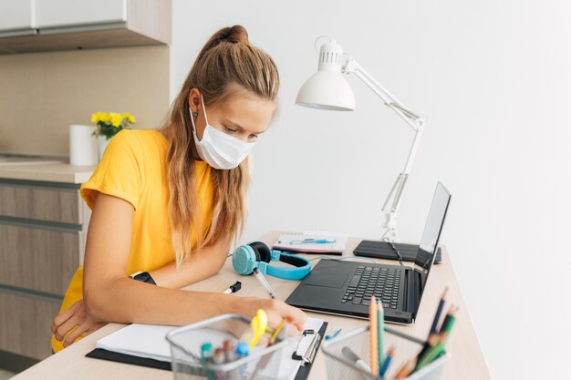 Niña joven, estudiar, en casa