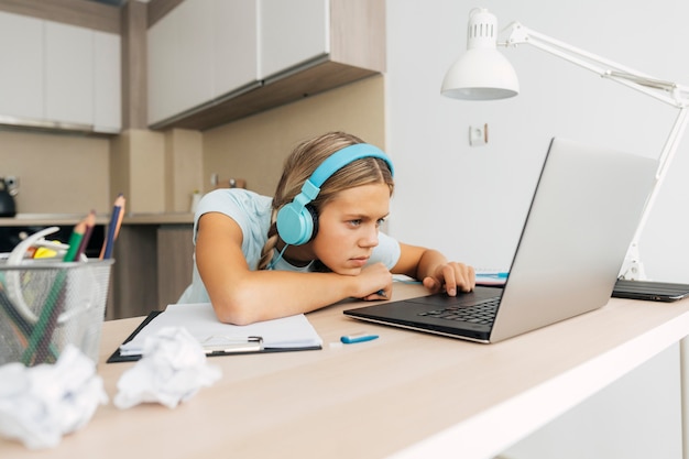 Niña joven, estudiar, en casa