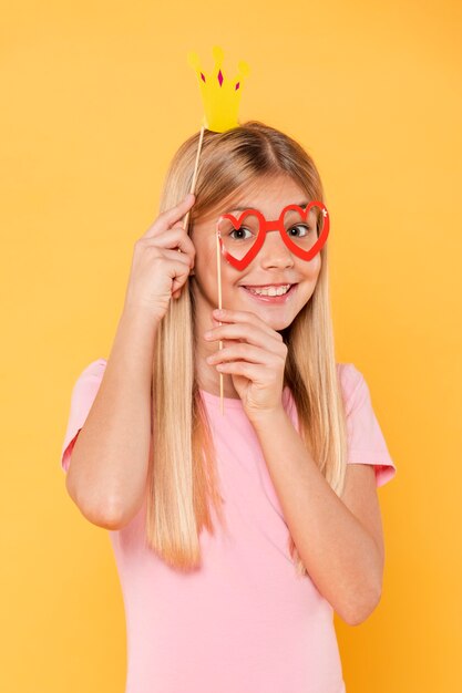 Niña joven, con, máscaras