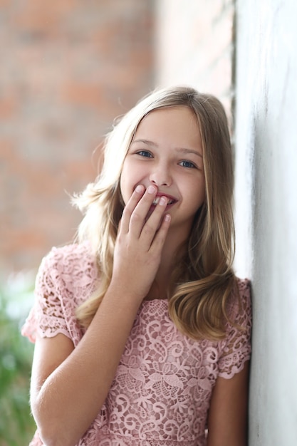 Niña joven, posar