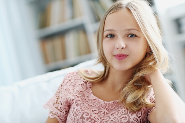 Niña joven, posar