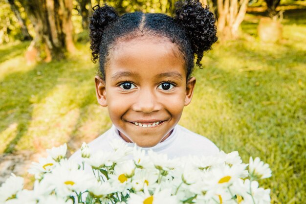 Niña joven sonriente con flores