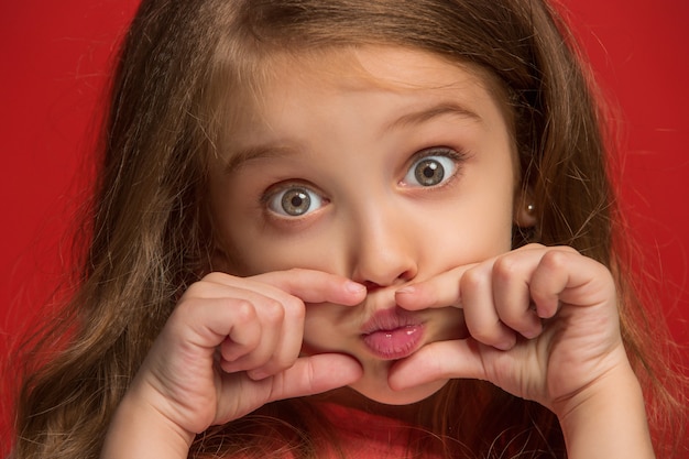 Foto gratuita niña joven, tenencia, ella, labios