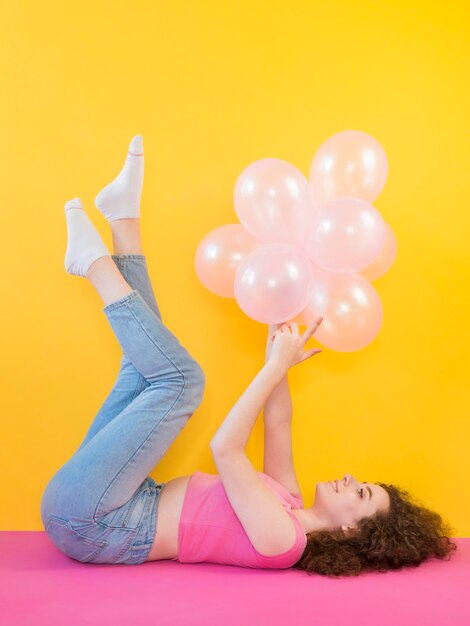 Niña joven, tenencia, globos rosados