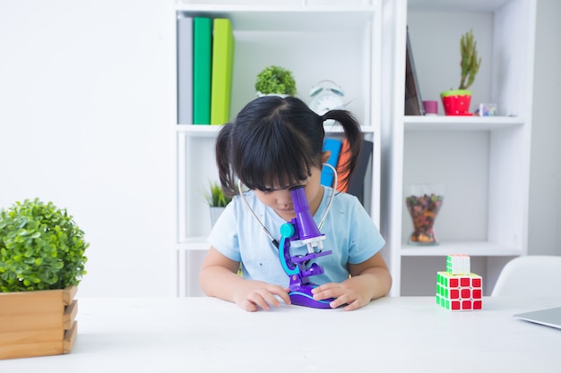 Niña jugando al doctor con estetoscopio