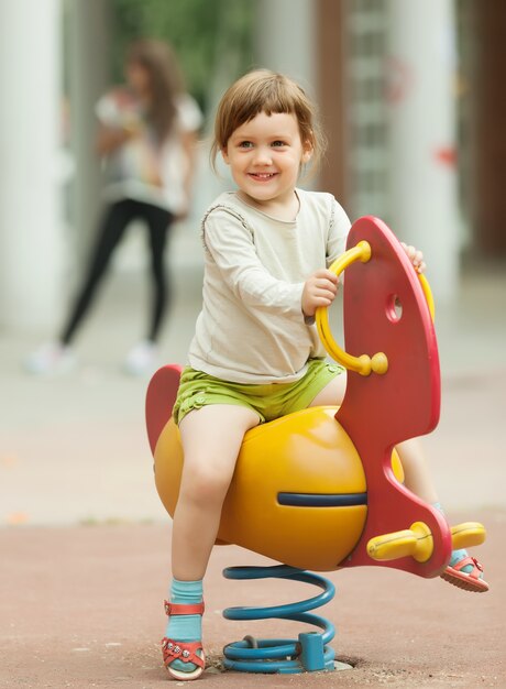 Niña jugando en el área de juegos