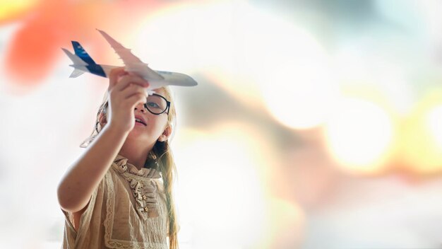 Niña jugando con un avión de juguete