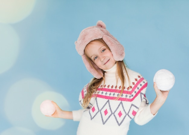 Foto gratuita niña jugando con bolas de nieve