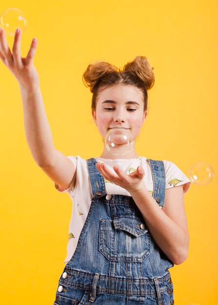 Niña jugando con burbujas