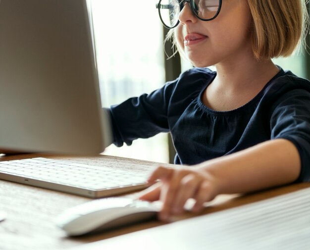 Niña jugando en una computadora