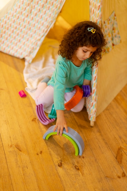 Foto gratuita niña jugando en el interior con juguetes ecológicos