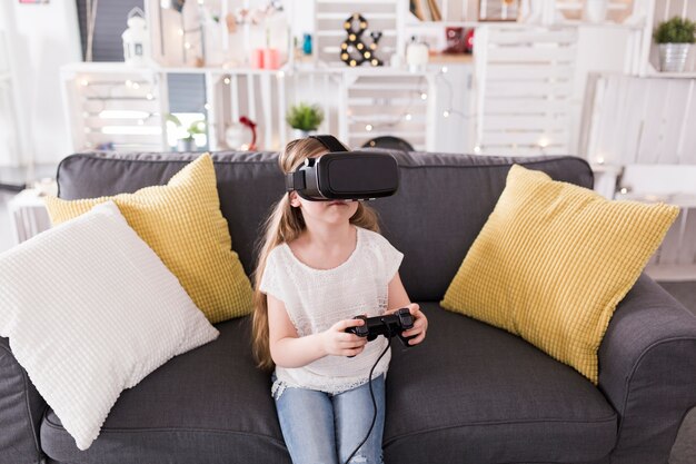 Niña jugando juego de vr