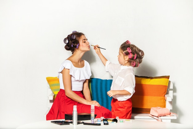 Niña jugando con el maquillaje de su madre