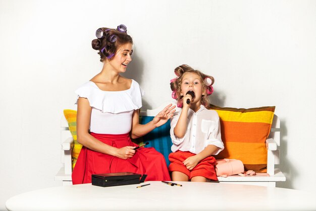 Niña jugando con el maquillaje de su mamá