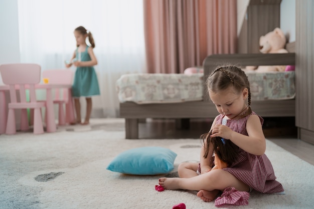 Foto gratuita niña jugando con una muñeca