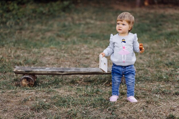 Niña jugando en el parque